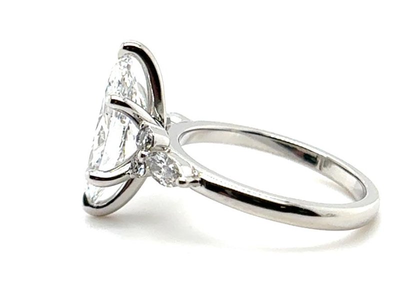 Modern, Leaf-Motif Multi-Diamond Ring - Image 4